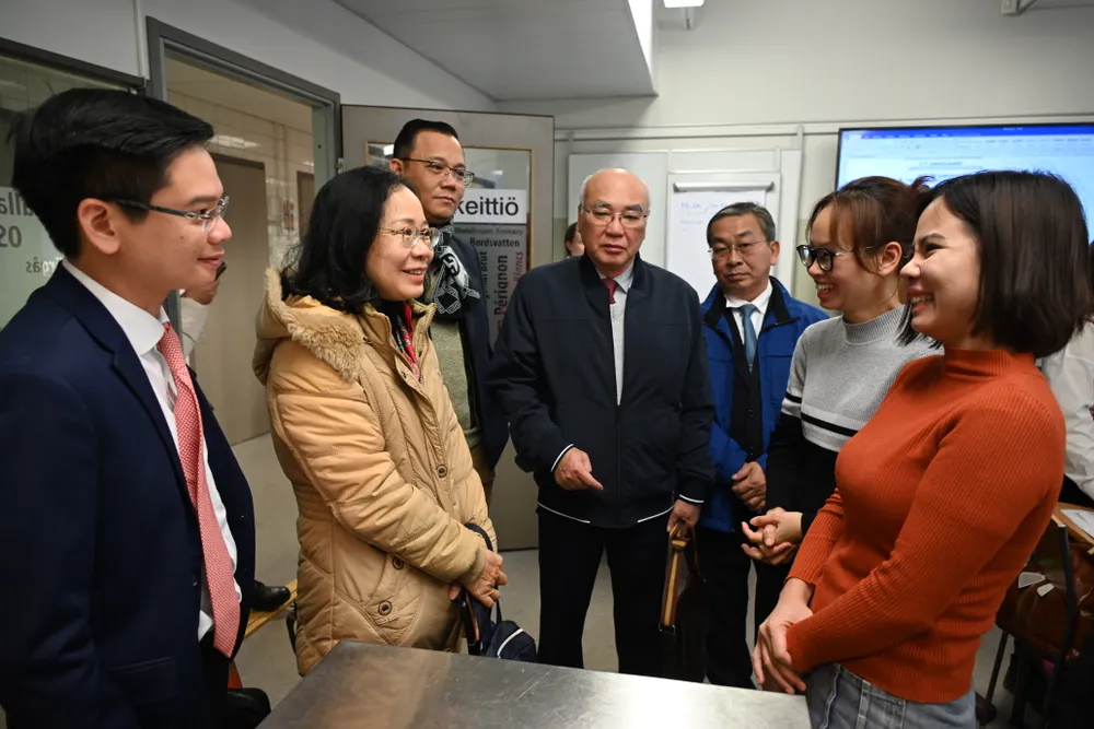Các học viên Việt Nam tại Trung tâm dạy nghề TAKK, Phần Lan trò chuyện với thành viên Đoàn đại biểu TPHCM đến thăm và động viên Các học viên Việt Nam tại Trung tâm dạy nghề TAKK, Phần Lan trò chuyện với thành viên Đoàn đại biểu TPHCM đến thăm và động viên