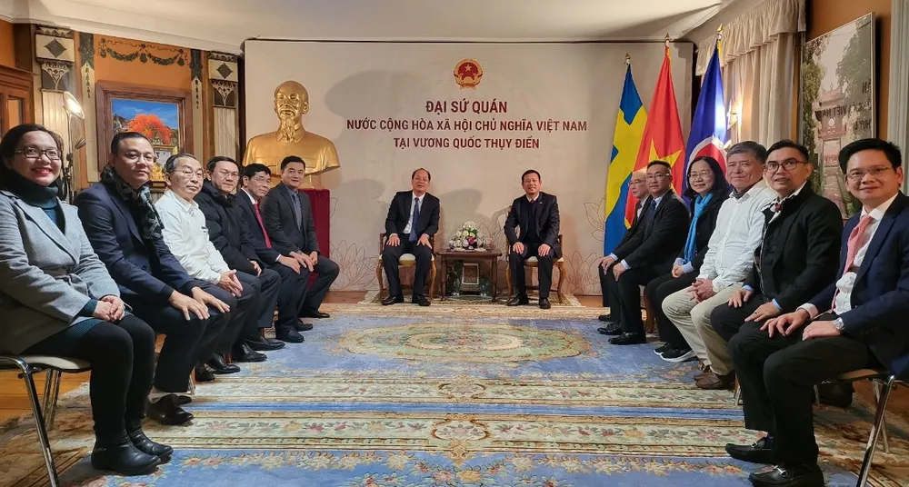 Đại sứ Trần Văn Tuấn thông tin đến đoàn đại biểu TPHCM những cơ hội để các sở ngành, quận huyện của thành phố có thể tìm hiểu, chia sẻ kinh nghiệm, hợp tác đầu tư Đại sứ Trần Văn Tuấn thông tin đến đoàn đại biểu TPHCM những cơ hội để các sở ngành, quận huyện của thành phố có thể tìm hiểu, chia sẻ kinh nghiệm, hợp tác đầu tư