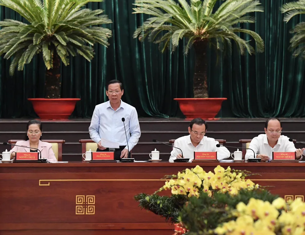 Chủ tịch UBND TPHCM Phan Văn Mãi phát biểu tại hội nghị. Ảnh: VIỆT DŨNG