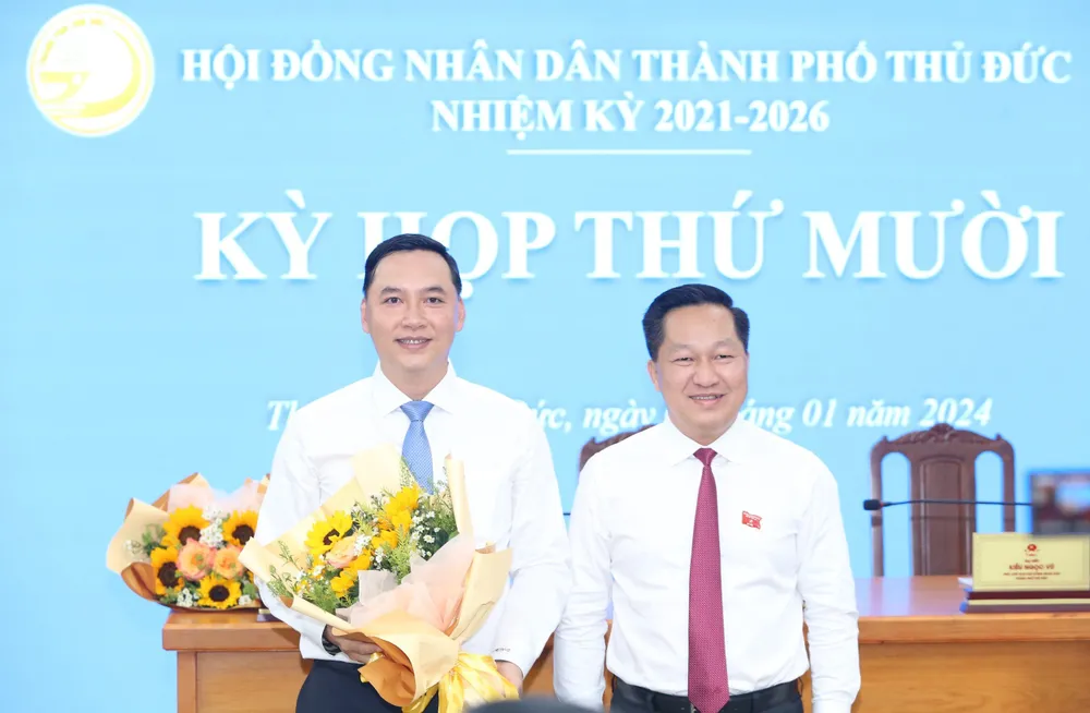 Chủ tịch UBND TP Thủ Đức Hoàng Tùng chúc mừng tân Phó Chủ tịch UBND TP Thủ Đức Mai Hữu Quyết 8-1-h9-2245.jpg