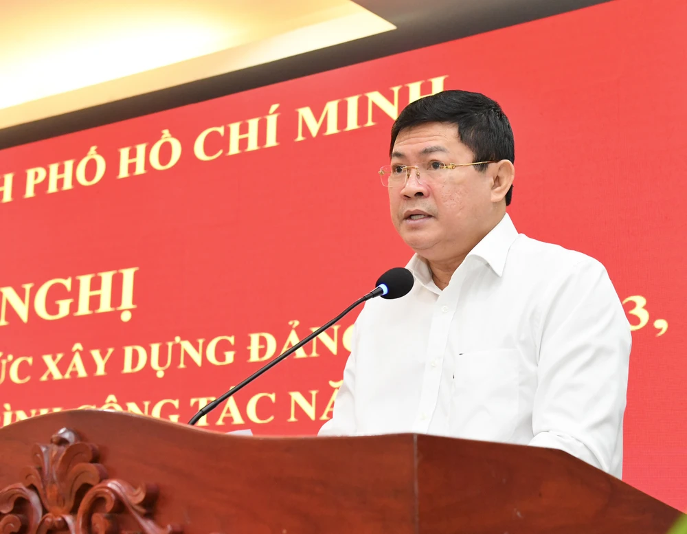 Phó Trưởng ban Thường trực Ban Tổ chức Thành ủy TPHCM Huỳnh Cách Mạng báo cáo về kết quả công tác tổ chức xây dựng Đảng năm 2023, nhiệm vụ năm 2024. Ảnh: VIỆT DŨNG 18-1-2-7806.jpg