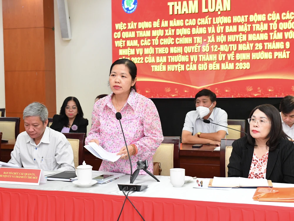 Đại diện Huyện ủy huyện Cần Giờ trình bày tham luận. Ảnh: VIỆT DŨNG 18-1-3-4049.jpg