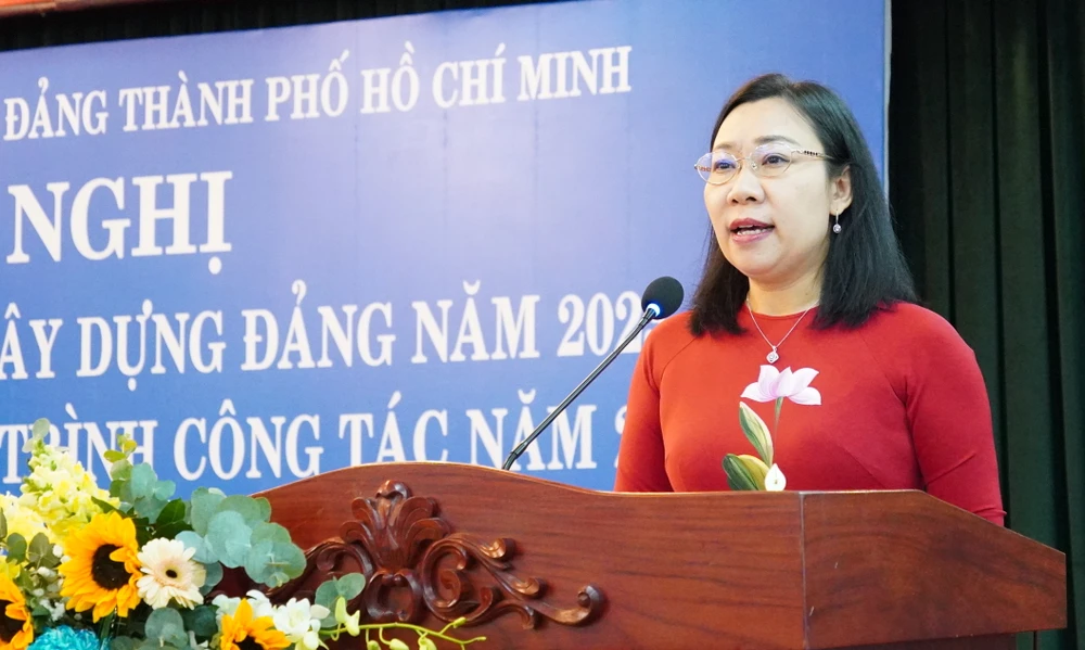 Phó Bí thư Đảng ủy khối Hàng Thị Thu Nga báo cáo kết quả công tác năm 2023 của Đảng ủy khối 6hh08897-1891.jpg