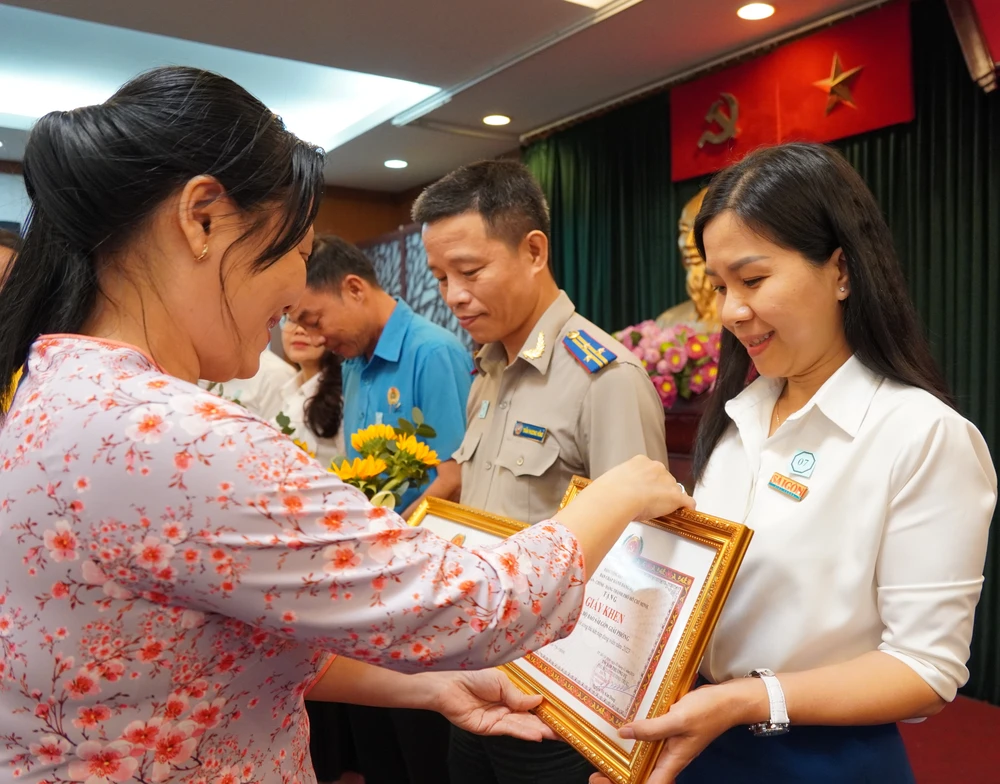 Đồng chí Nguyễn Thị Như Ý (Đảng bộ Báo SGGP) được nhận Giấy khen của Ban Thường vụ Đảng ủy khối vì hoàn thành xuất sắc nhiệm vụ 5 năm liền (2019 - 2023) 6hh08966-5461.jpg