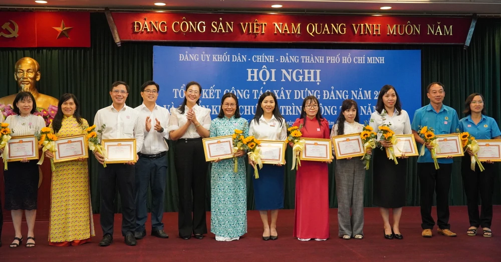 Các tập thể, cá nhân được khen thưởng tại hội nghị 6hh09014-4921.jpg