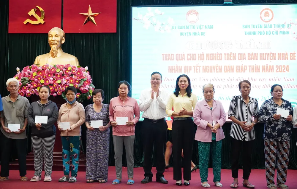 Trưởng phòng Báo chí - Xuất bản Ban Tuyên giáo Thành ủy TPHCM Nguyễn Minh Hải và đại diện huyện Nhà Bè trao quà cho các hộ dân 6hh09028-5090.jpg