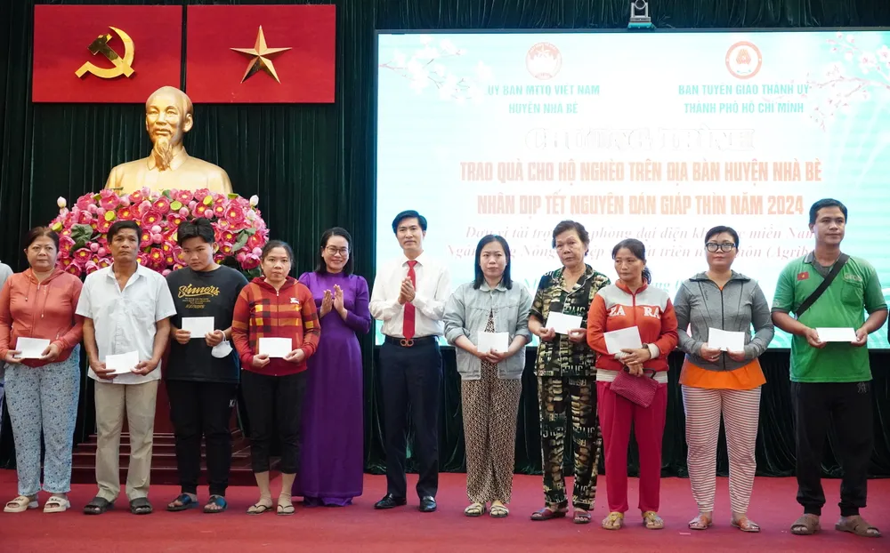 Đại diện Ngân hàng Nông nghiệp và Phát triển nông thôn (đơn vị tài trợ) và đại diện huyện Nhà Bè trao quà cho các hộ dân 6hh09040-6581.jpg