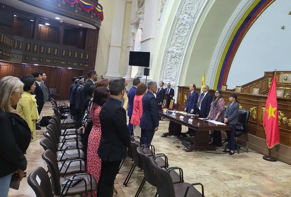 Lễ chào cờ hai nước Việt Nam và Venezuela tại Tòa nhà Quốc hội Venezuela 10.jpg