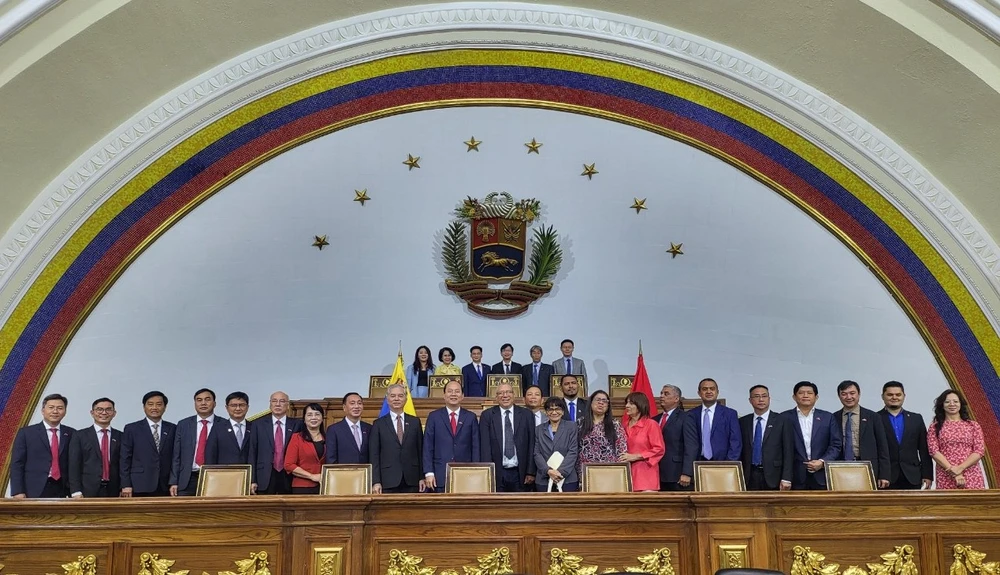 Đoàn đại biểu TPHCM chụp hình lưu niệm với nhóm Nghị sỹ Hữu nghị Venezuela - Việt Nam tại Tòa nhà Quốc hội Venezuela 11.jpg