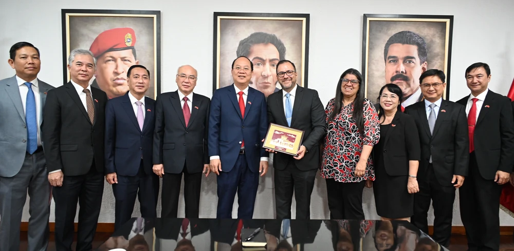 Đoàn đại biểu TPHCM trao quà lưu niệm tặng Bộ trưởng Bộ Ngoại giao Venezuela Yván Gil Pinto 26-3. 12.JPG