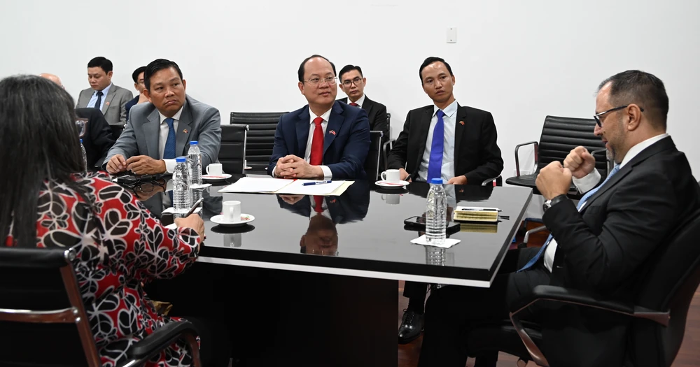 Bộ trưởng Bộ Ngoại giao Venezuela Yván Gil Pinto trao đổi với Phó Bí thư Thường trực Thành ủy TPHCM Nguyễn Hồ Hải 26-3. 13.JPG