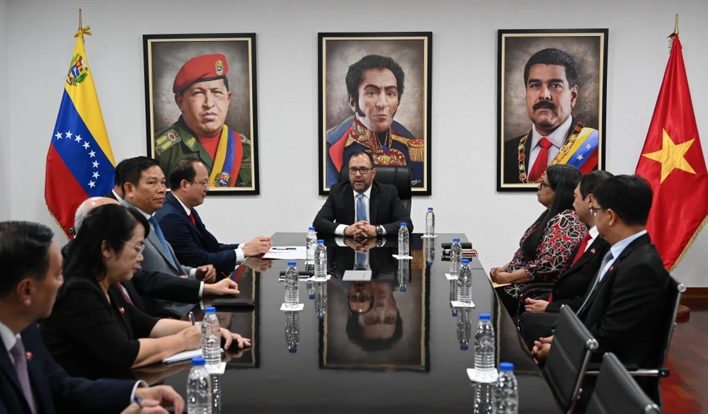 Bộ trưởng Bộ Ngoại giao Venezuela Yván Gil Pinto tiếp đoàn đại biểu TPHCM 26-3. 14.JPG