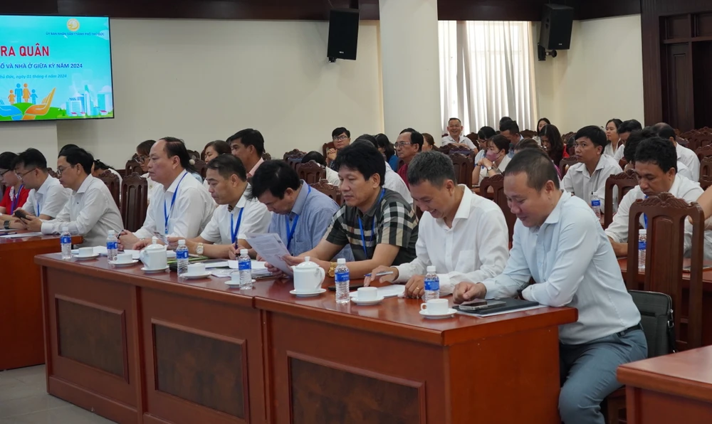 Các đại biểu dự lễ phát động 6HH01591.JPG