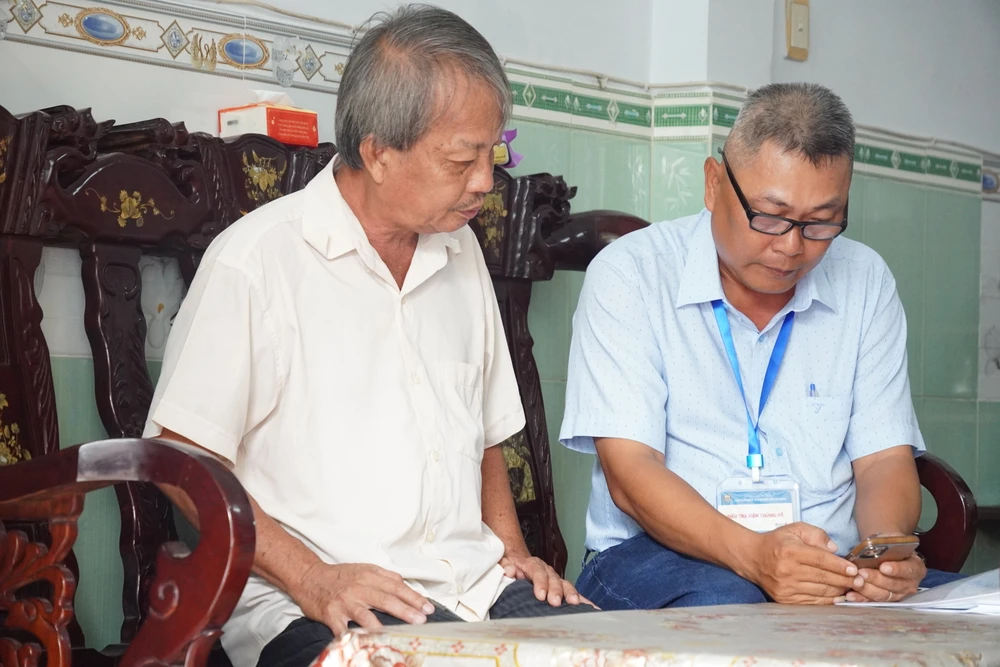 Điều tra viên của phường Thạnh Mỹ Lợi (TP Thủ Đức) tới nhà dân để tiến hành điều tra dân số 6HH01644.JPG