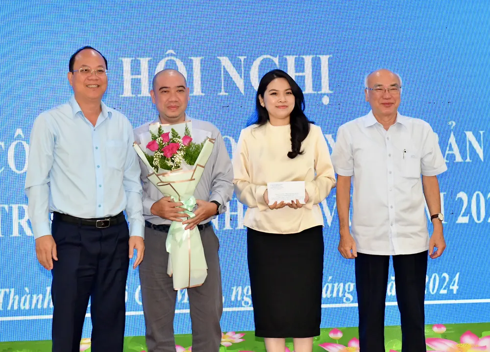 Phó Bí thư Thường trực Thành ủy TPHCM Nguyễn Hồ Hải và Trưởng Ban Tuyên giáo Thành ủy TPHCM Phan Nguyễn Như Khuê trao thưởng cho nhóm tác giả đạt Giải Búa liềm vàng lần thứ VIII năm 2023 19-4. 8.jpg