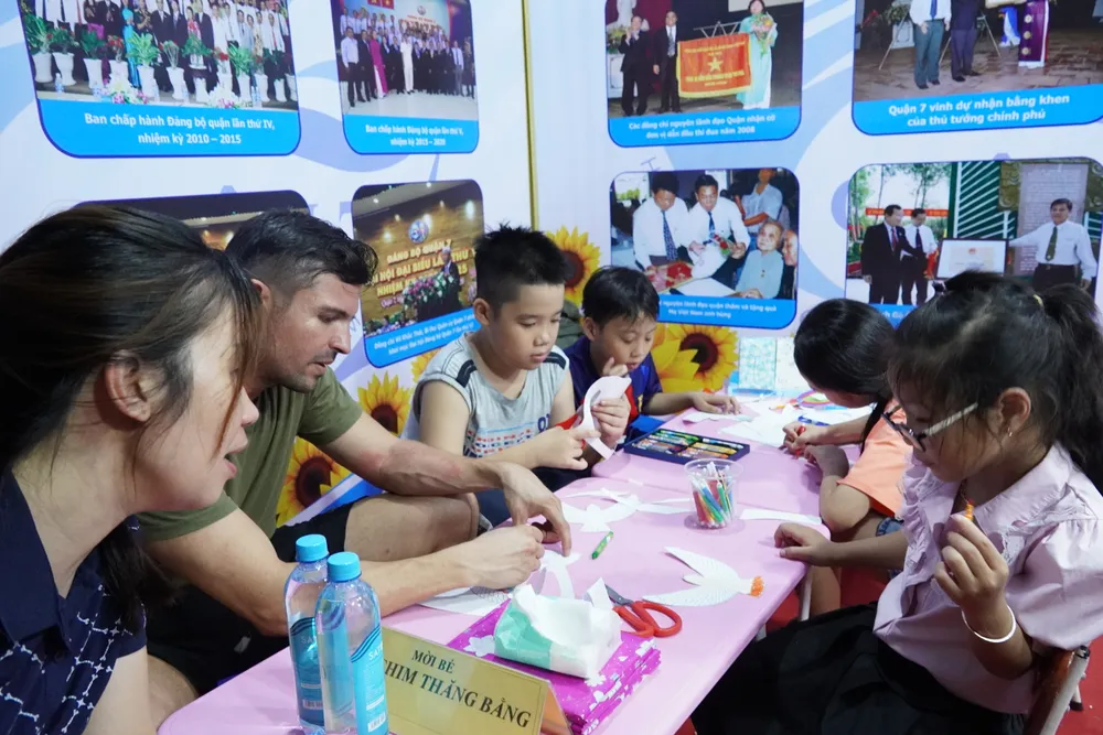 Các em nhỏ được hướng dẫn làm các sản phẩm đồ chơi 5.JPG