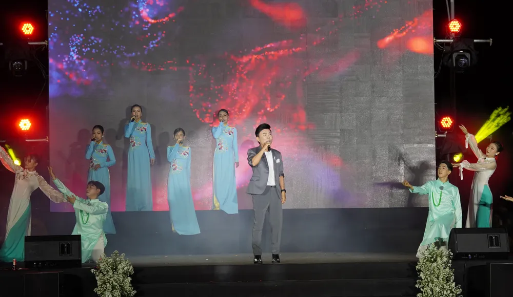 Chương trình văn nghệ mở đầu chuỗi hoạt động tại quận 7 6HH02496.JPG