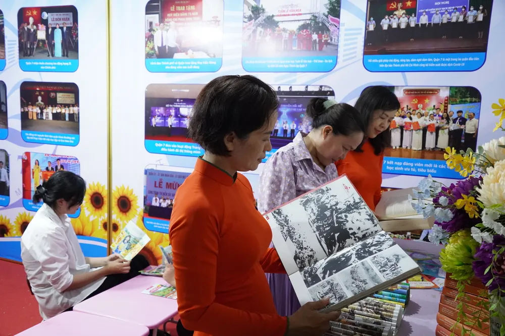 Nhiều người tìm hiểu không gian trưng bày sách và sản phẩm văn hoá đọc trong chuỗi hoạt động văn hóa, thể thao của quận 7 6HH02553.JPG