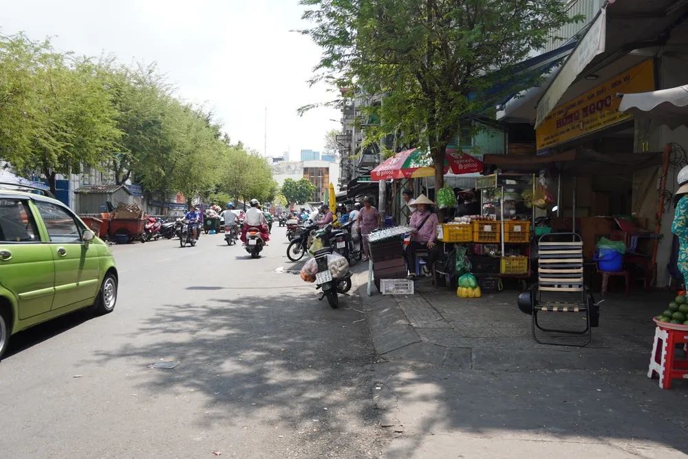 Bên cạnh các tuyến đường được sơn kẻ vạch, xe cộ, gánh hàng được sắp xếp gọn gàng thì vẫn còn một số tuyến đường dù được thí điểm đủ điều kiện tổ chức làm điểm kinh doanh, mua, bán hàng hóa nhưng hàng quán vẫn ngổn ngang trên vỉa hè. Trong ảnh là vỉa hè đường Cô Bắc (phường Cầu Ông Lãnh) Cô Bắc.JPG