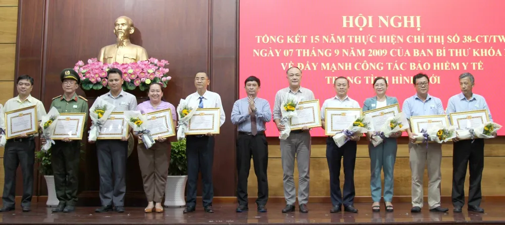 Các cá nhân, tập thể được Thành ủy TP Thủ Đức khen thưởng vì có thành tích trong thực hiện Chỉ thị 38 của Ban Bí thư Trung ương Đảng (khóa X) về đẩy mạnh công tác Bảo hiểm y tế trong tình hình mới 28-5. Thủ Đức 1.jpg