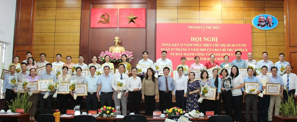 Các cá nhân, tập thể được Thành ủy TP Thủ Đức khen thưởng vì có thành tích trong thực hiện Chỉ thị 38 của Ban Bí thư Trung ương Đảng (khóa X) về đẩy mạnh công tác Bảo hiểm y tế trong tình hình mới 28-5. Thủ Đức 2.jpg