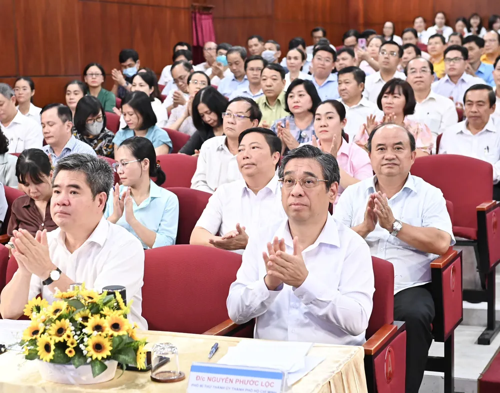 Phó Bí thư Thành ủy TPHCM dự và chủ trì hội nghị chuyên đề sinh hoạt chi bộ mẫu thuộc loại hình chi bộ trong lĩnh vực y tế tại Đảng bộ Khối cơ sở Bộ Y tế. Ảnh: VIỆT DŨNG 29-5. Anh Lộc 2.jpg