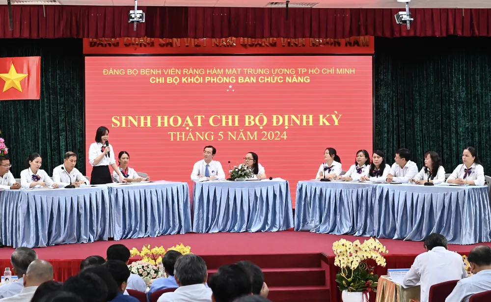 Buổi sinh hoạt chi bộ định kỳ của Chi bộ khối phòng ban chức năng thuộc Đảng bộ Bệnh viện Răng Hàm Mặt Trung ương TPHCM (thuộc Đảng bộ Khối cơ sở Bộ Y tế). Ảnh: VIỆT DŨNG 29-5. Anh Lộc 4.jpg