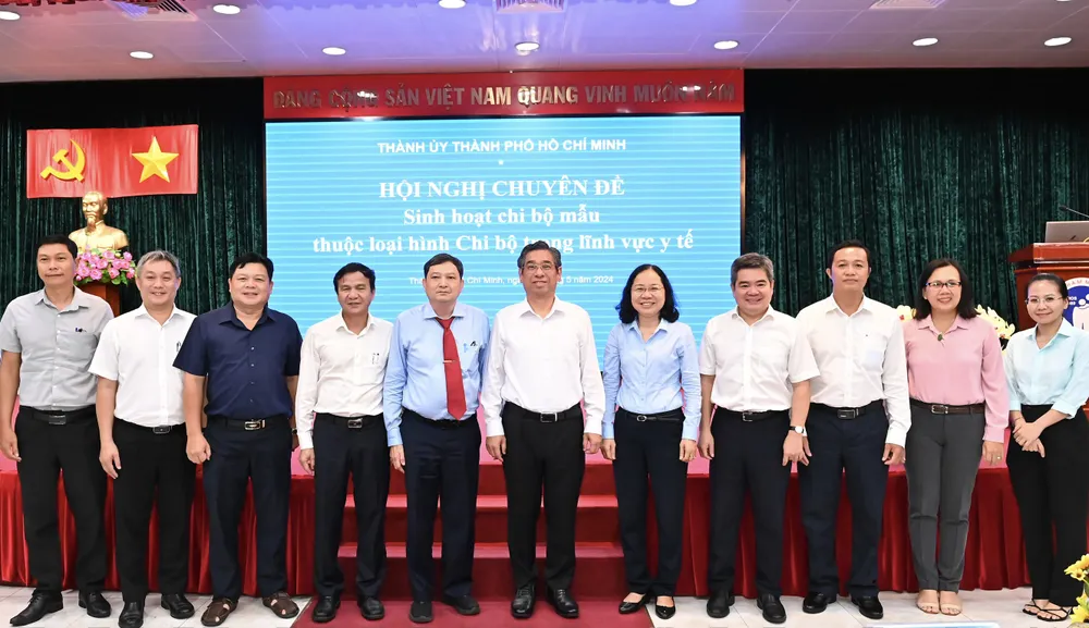 Các đại biểu dự hội nghị chuyên đề sinh hoạt chi bộ mẫu thuộc loại hình chi bộ trong lĩnh vực y tế tại Đảng bộ Khối cơ sở Bộ Y tế. Ảnh: VIỆT DŨNG 29-5. Anh Lộc sinh hoạt chi bộ mẫu 1.jpg