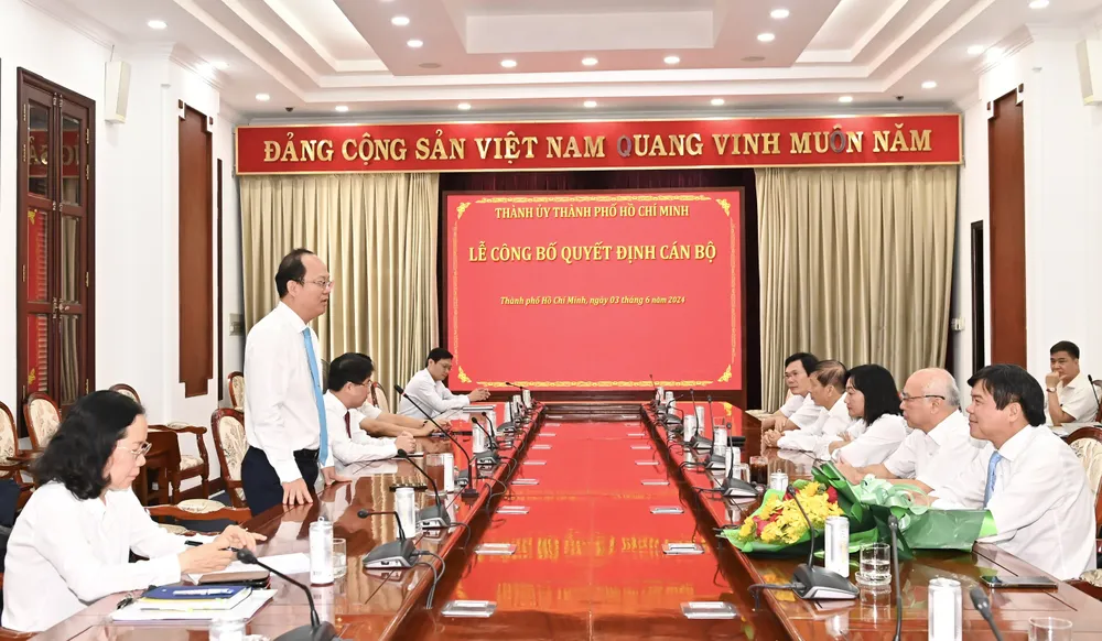 Phó Bí thư Thường trực Thành ủy TPHCM Nguyễn Hồ Hải phát biểu giao nhiệm vụ cho tân Phó Trưởng Ban Tuyên giáo Thành ủy TPHCM Tăng Hữu Phong. Ảnh: VIỆT DŨNG 3-6. 4.jpg
