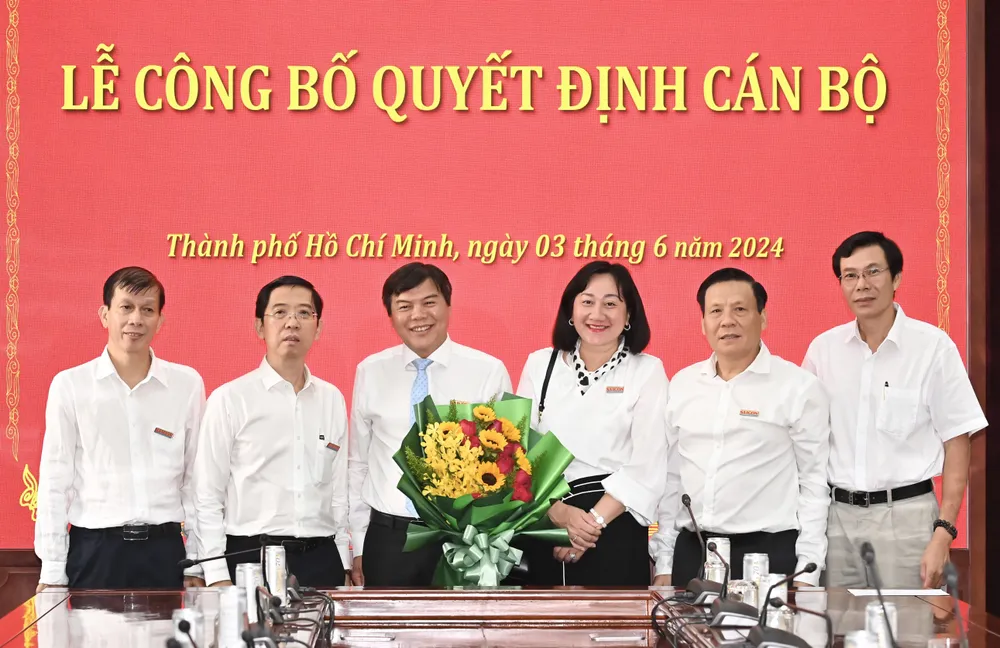 Các đồng chí trong Ban Biên tập Báo SGGP chúc mừng đồng chí Tăng Hữu Phong nhận nhiệm vụ mới. Ảnh: VIỆT DŨNG 3-6. 6.jpg