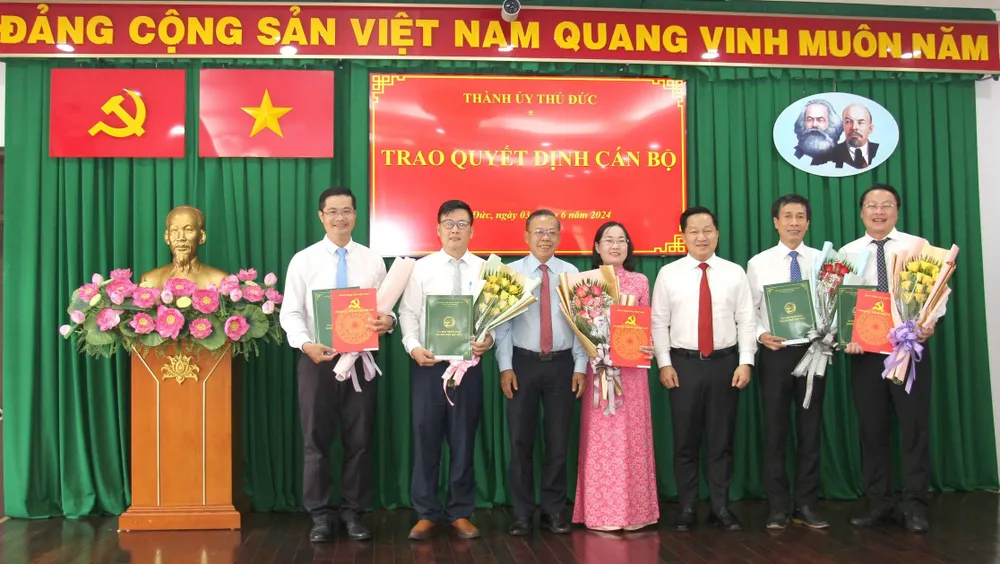 Bí thư Thành ủy TP Thủ Đức Nguyễn Hữu Hiệp và Chủ tịch UBND TP Thủ Đức Hoàng Tùng trao quyết định đến các nhân sự mới. 3-6. Thủ Đức 1.jpg