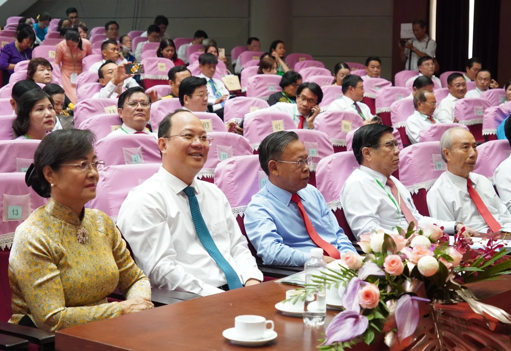 Các đồng chí nguyên lãnh đạo, lãnh đạo Trung ương, TPHCM dự đại hội 6HH04863.JPG