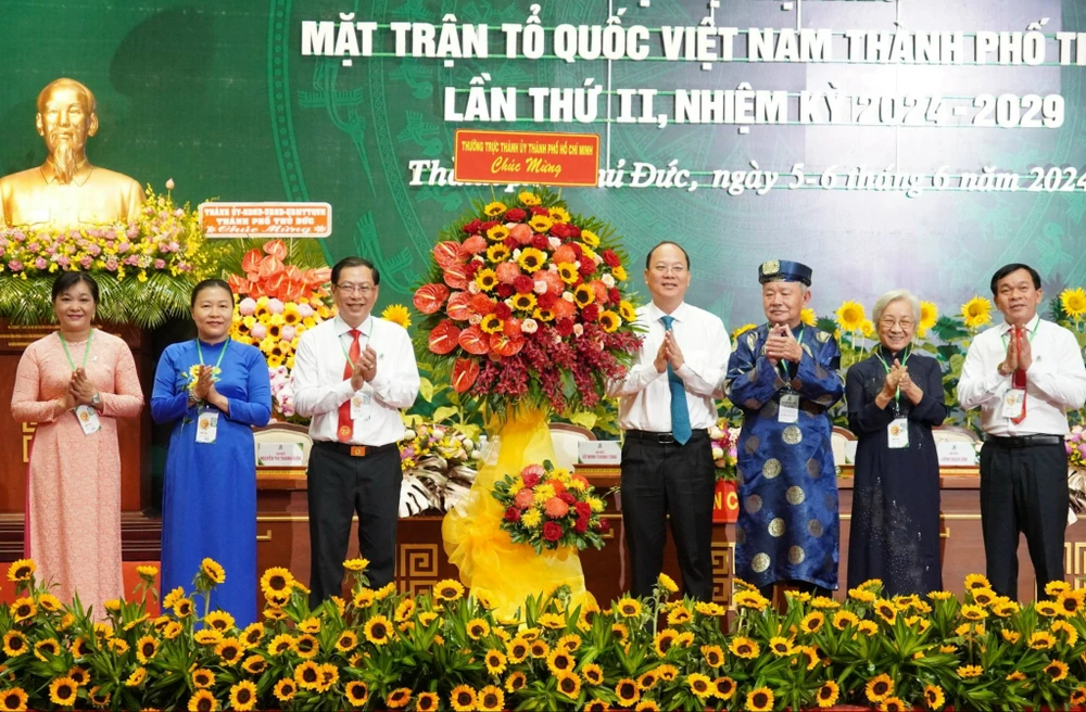 Phó Bí thư Thường trực Thành ủy TPHCM Nguyễn Hồ Hải tặng hoa của Thường trực Thành ủy TPHCM chúc mừng đại hội z5512580947994_038d83b0dc299398587409bb1d7ad295.jpg