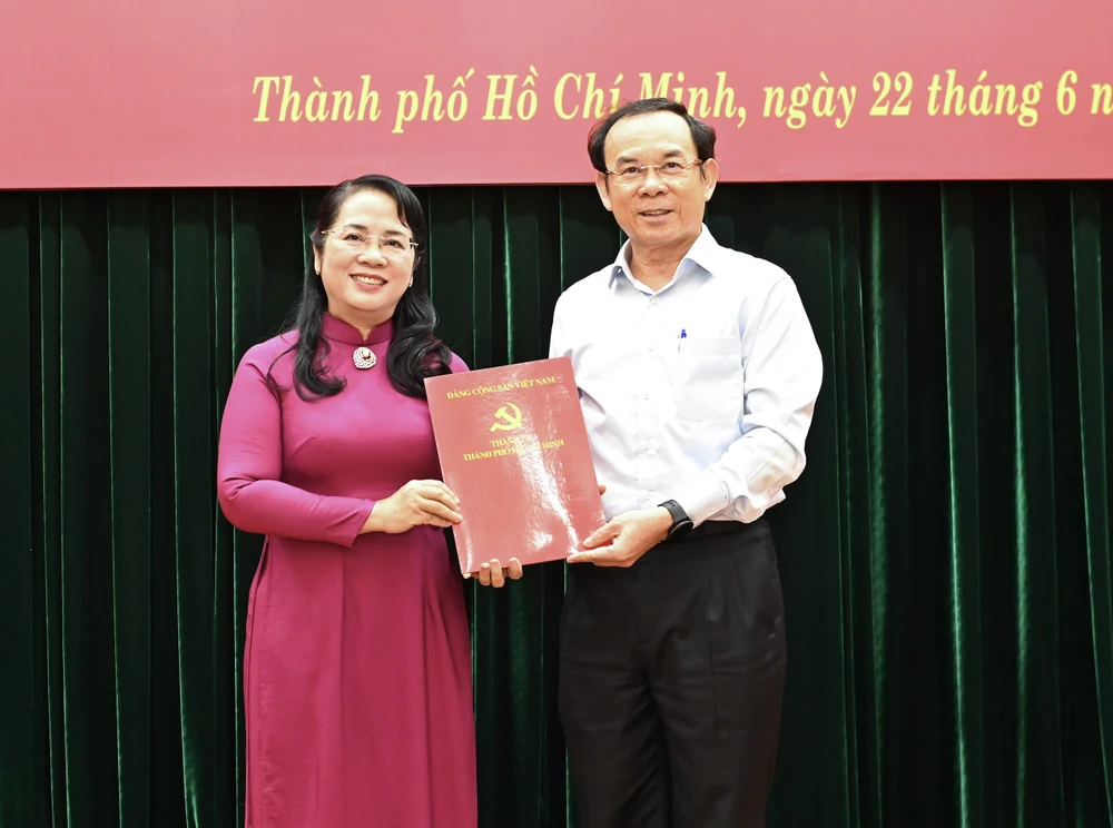 Bí thư Thành ủy TPHCM trao quyết định đến đồng chí Trần Kim Yến. Ảnh: VIỆT DŨNG 22-6. 1.jpg