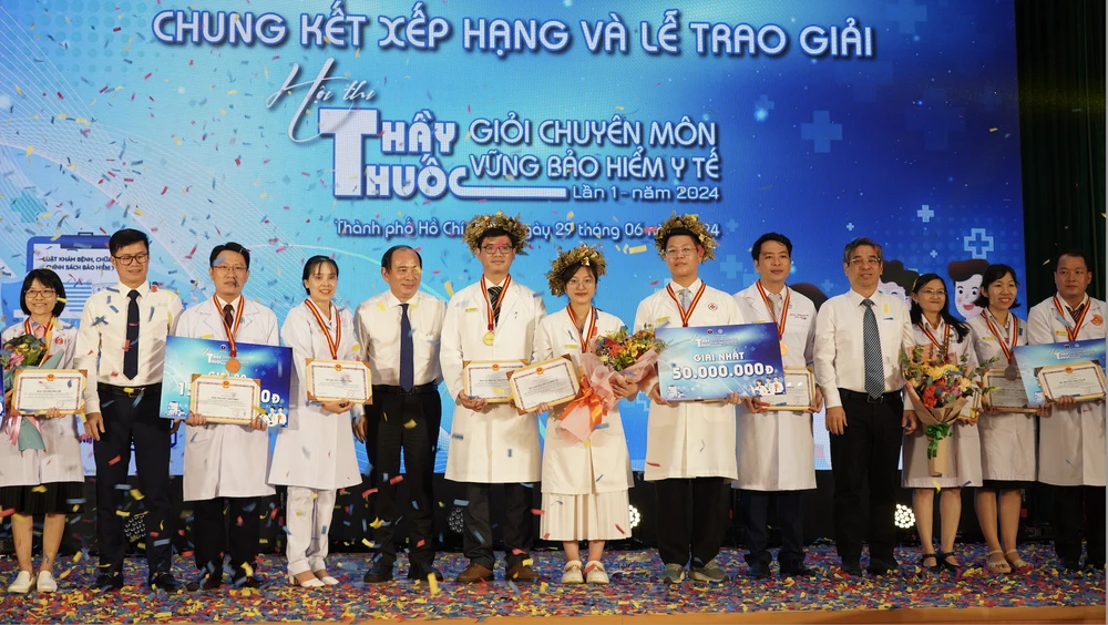 Đồng chí Nguyễn Phước Lộc chúc mừng các thí sinh giành giải nhất, nhì chung cuộc Ảnh chụp Màn hình 2024-06-29 lúc 13.54.19.png