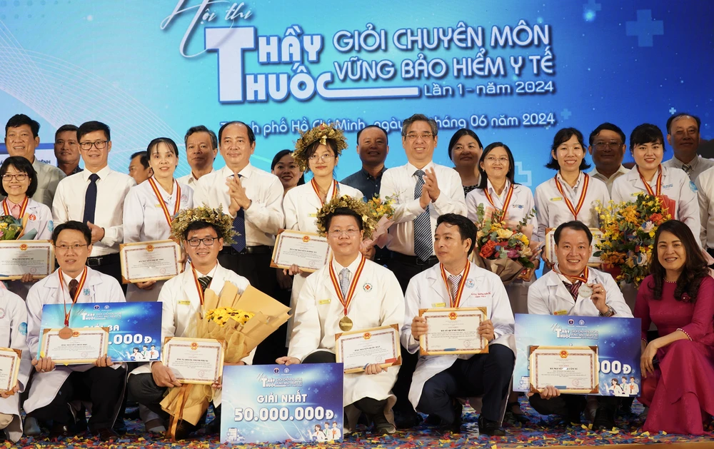 Đồng chí Nguyễn Phước Lộc, Phó Bí thư Thành ủy TPHCM, Bí thư Đảng đoàn MTTQ Việt Nam TPHCM, chúc mừng các thí sinh đoạt giải cao tại hội thi Ảnh chụp Màn hình 2024-06-29 lúc 13.55.18.png