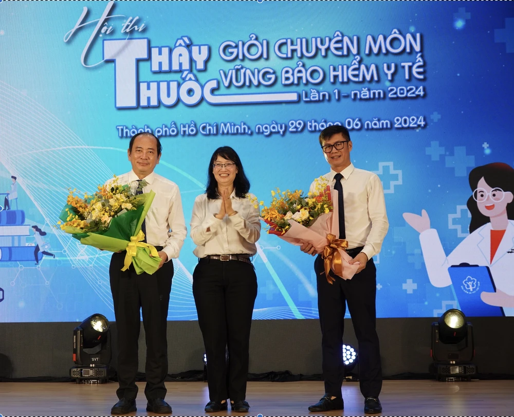 Phó Chủ tịch UBND TPHCM Trần Thị Diệu Thúy tặng hoa hai đơn vị phối hợp tổ chức hội thi Ảnh chụp Màn hình 2024-06-29 lúc 13.55.57.png