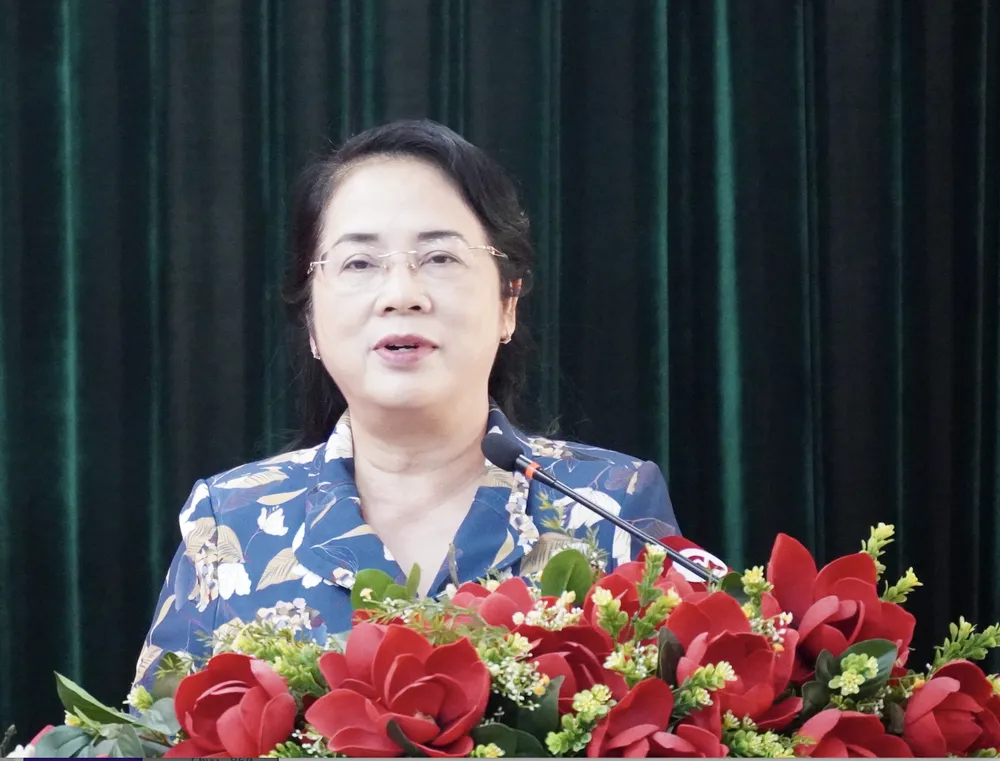 Chủ nhiệm Ủy ban Kiểm tra Thành ủy TPHCM Trần Kim Yến trao đổi với cử tri Ảnh chụp Màn hình 2024-07-02 lúc 12.38.31.png