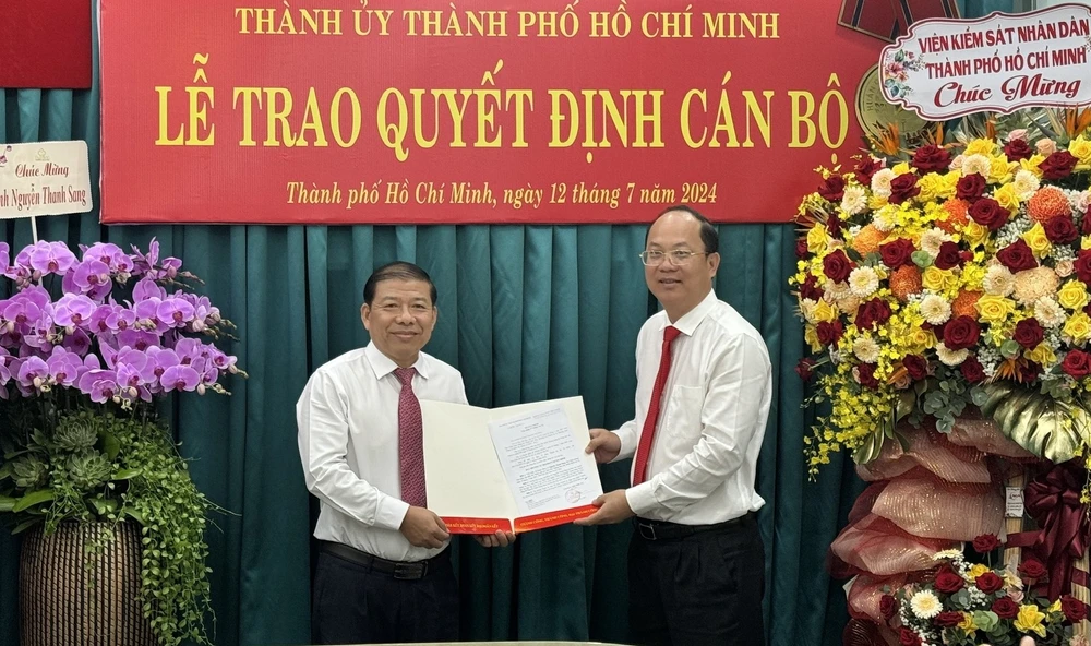Phó Bí thư Thường trực Thành ủy TPHCM Nguyễn Hồ Hải trao quyết định tiếp nhận, bổ nhiệm đồng chí Nguyễn Thanh Sang làm Phó trưởng Ban Nội chính Thành ủy TPHCM 12-7. 1.jpg