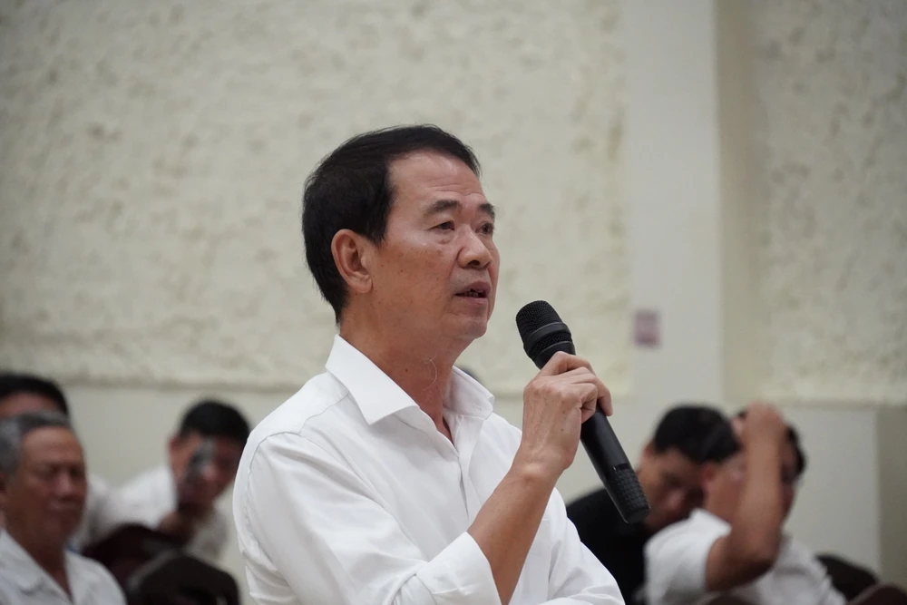 Cử tri nêu ý kiến. Ảnh: THU HƯỜNG 6HH07708.JPG
