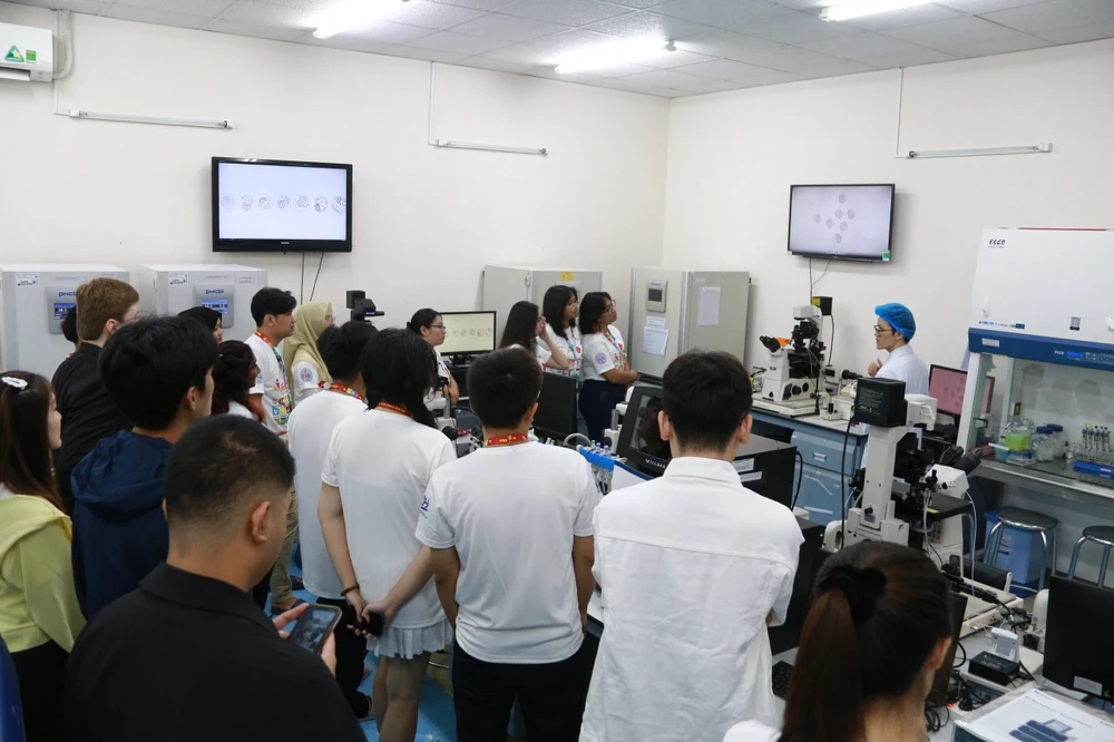 Các đại biểu tham quan phòng nghiên cứu tại một trường thành viên của ĐHQG TPHCM 3-8. 1.jpg