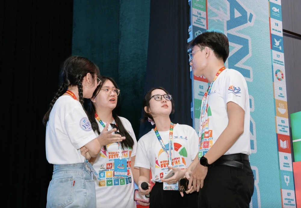 Các đại biểu tham gia liên hoan cùng thảo luận, góp ý và thông qua Bản Tuyên bố về sáng kiến hành động của thanh niên, sinh viên Ảnh chụp Màn hình 2024-08-03 lúc 17.39.12.png