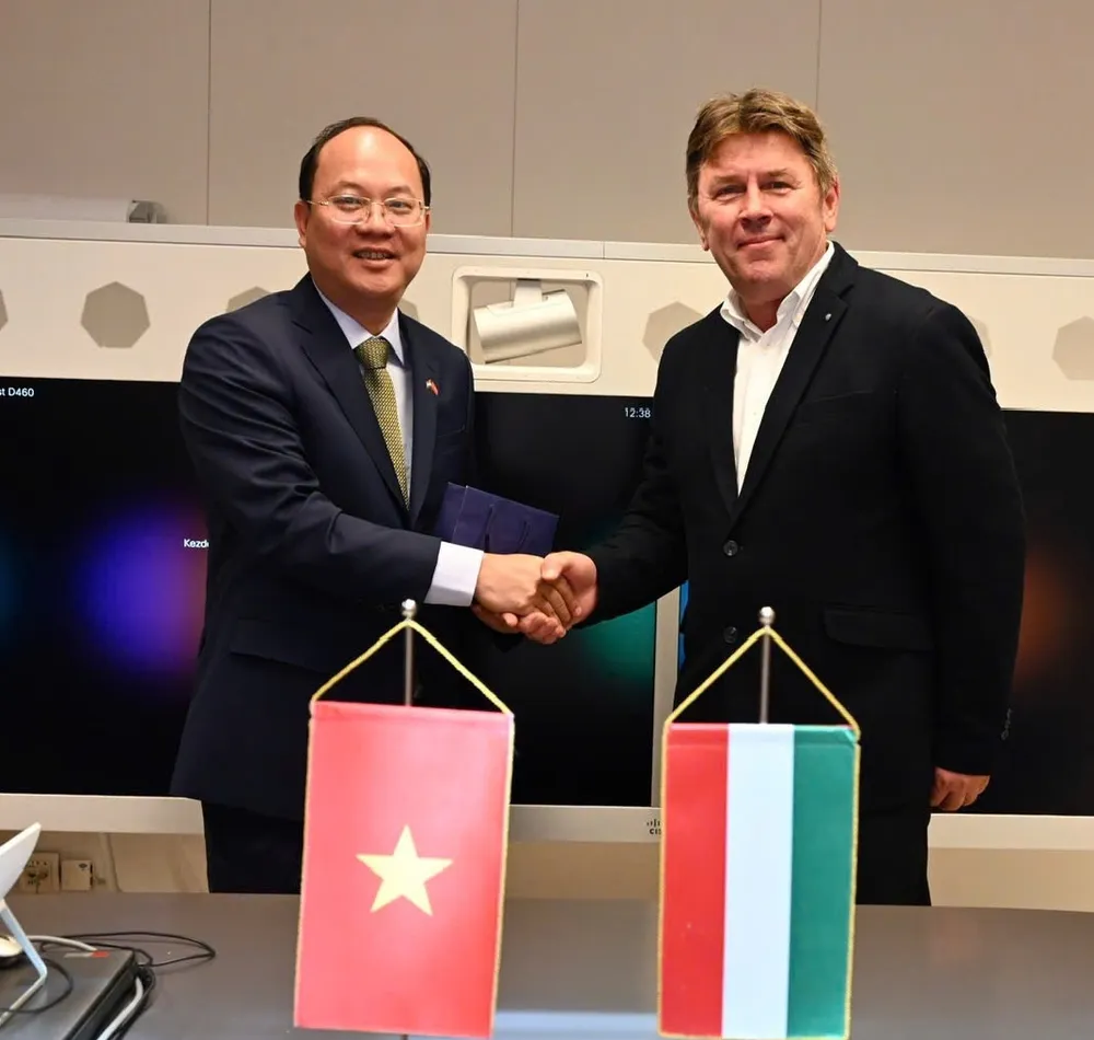 Ông Miklós Lengyel, Phó Quốc vụ khanh Bộ Ngoại giao Hungary tiếp đón Phó Bí thư Thường trực Thành ủy TPHCM Nguyễn Hồ Hải 22-8. Anh HH29.jpg