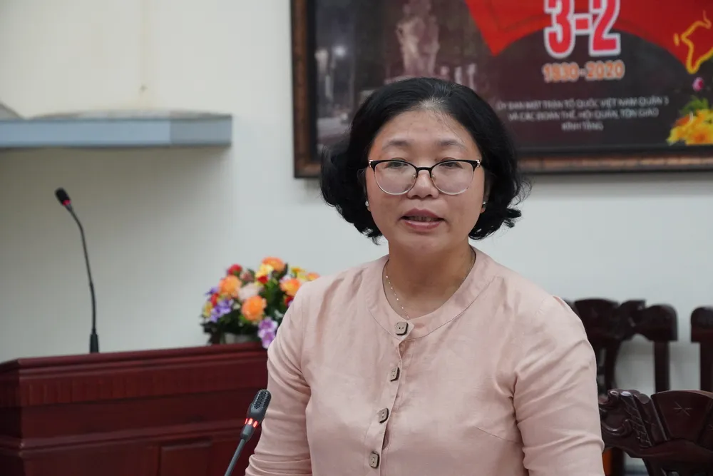 Bí thư Quận ủy quận 5 Huỳnh Ngọc Nữ Phương Hồng thông tin với đoàn khảo sát 19-9. 5.JPG