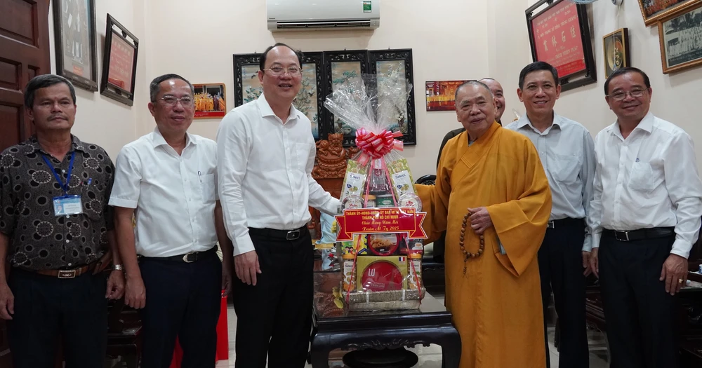 Đoàn đến thăm, chúc tết Hòa thượng Thích Thiện Pháp, Phó Chủ tịch Thường trực kiêm Trưởng ban Kiểm soát Hội đồng Trị sự Giáo hội Phật giáo Việt Nam 6HH06286.JPG