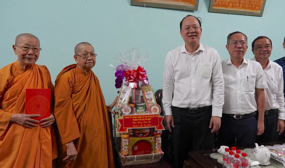 Đồng chí Nguyễn Hồ Hải chúc Ni trưởng Thích nữ viên Liên và Ni sư Thích nữ Tín Liên năm mới dồi dào sức khỏe 6HH06358.JPG