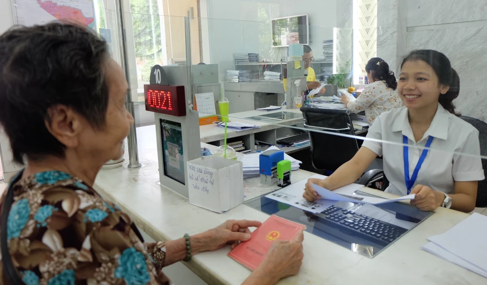 Thành ủy TPHCM yêu cầu sớm tham mưu chính sách để hỗ trợ cán bộ, công chức, người lao động bị ảnh hưởng bởi "cuộc cách mạng" tinh gọn bộ máy. Ảnh: PHƯƠNG UYÊN 17-10. Cán bộ, công chức UBND quận 1 tiếp nhận, giải quyết thủ tục hành chính cho người dân, doanh nghiệp (2).JPG