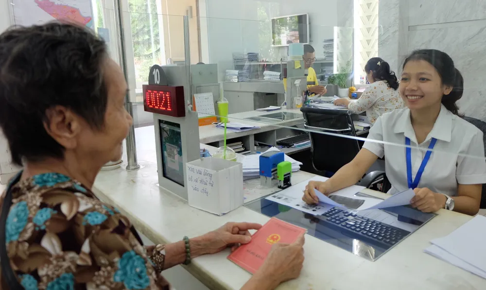Một trong các giải pháp Thành ủy yêu cầu là đẩy mạnh cải cách chế độ công vụ, giải quyết đúng thời hạn các thủ tục hành chính thuộc thẩm quyền DSCF3614.JPG