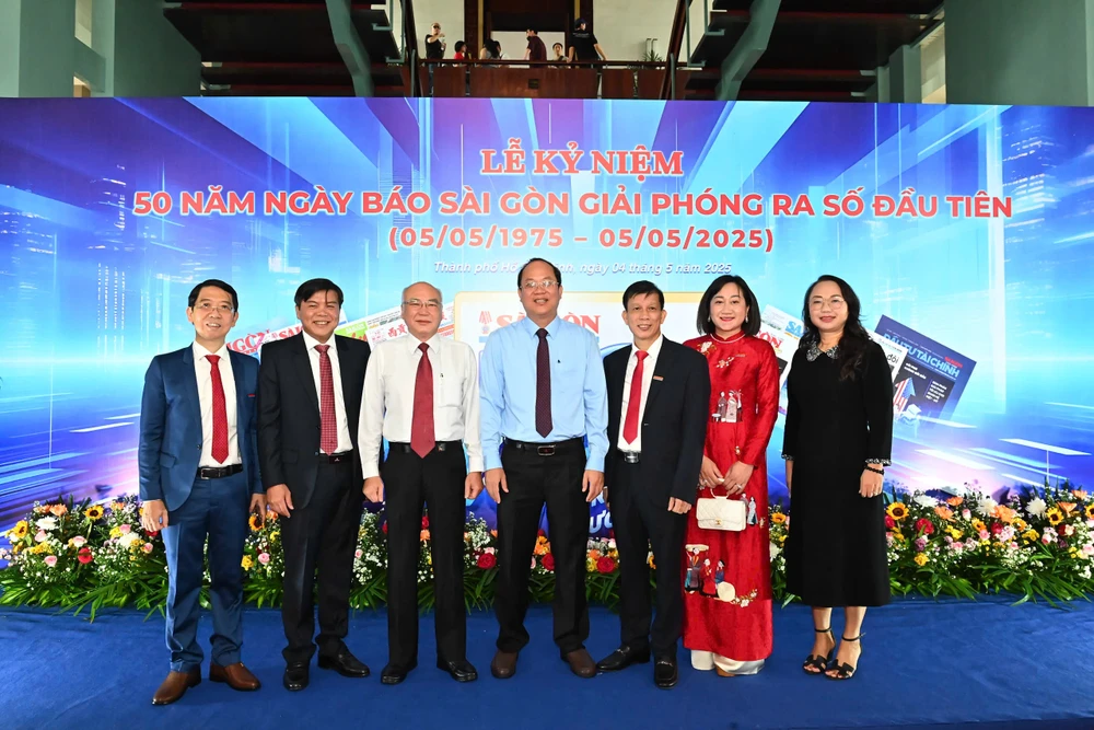 Bí thư Tỉnh ủy Cà Mau Nguyễn Hồ Hải cùng các đại biểu đến dự lễ 1.jpg