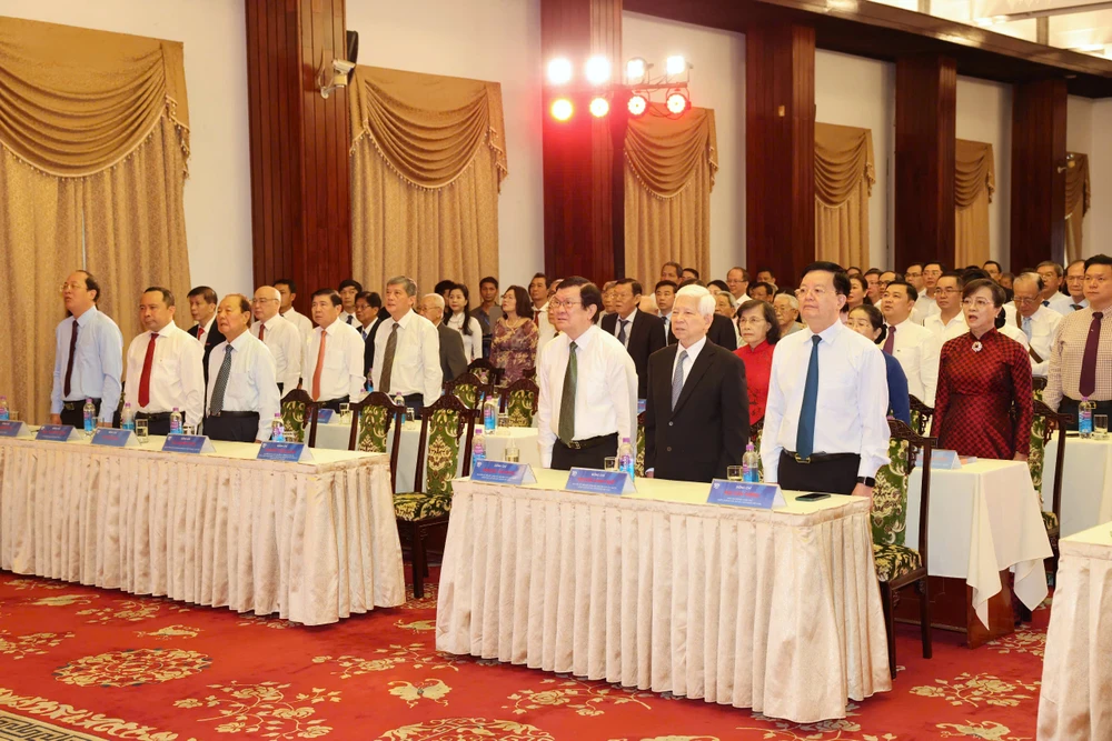Nguyên Chủ tịch nước Nguyễn Minh Triết, nguyên Chủ tịch nước Trương Tấn Sang, Phó Thủ tướng Chính phủ Mai Văn Chính cùng đại biểu thực hiện nghi thức chào cờ trước khi buổi lễ diễn ra 19.jpg